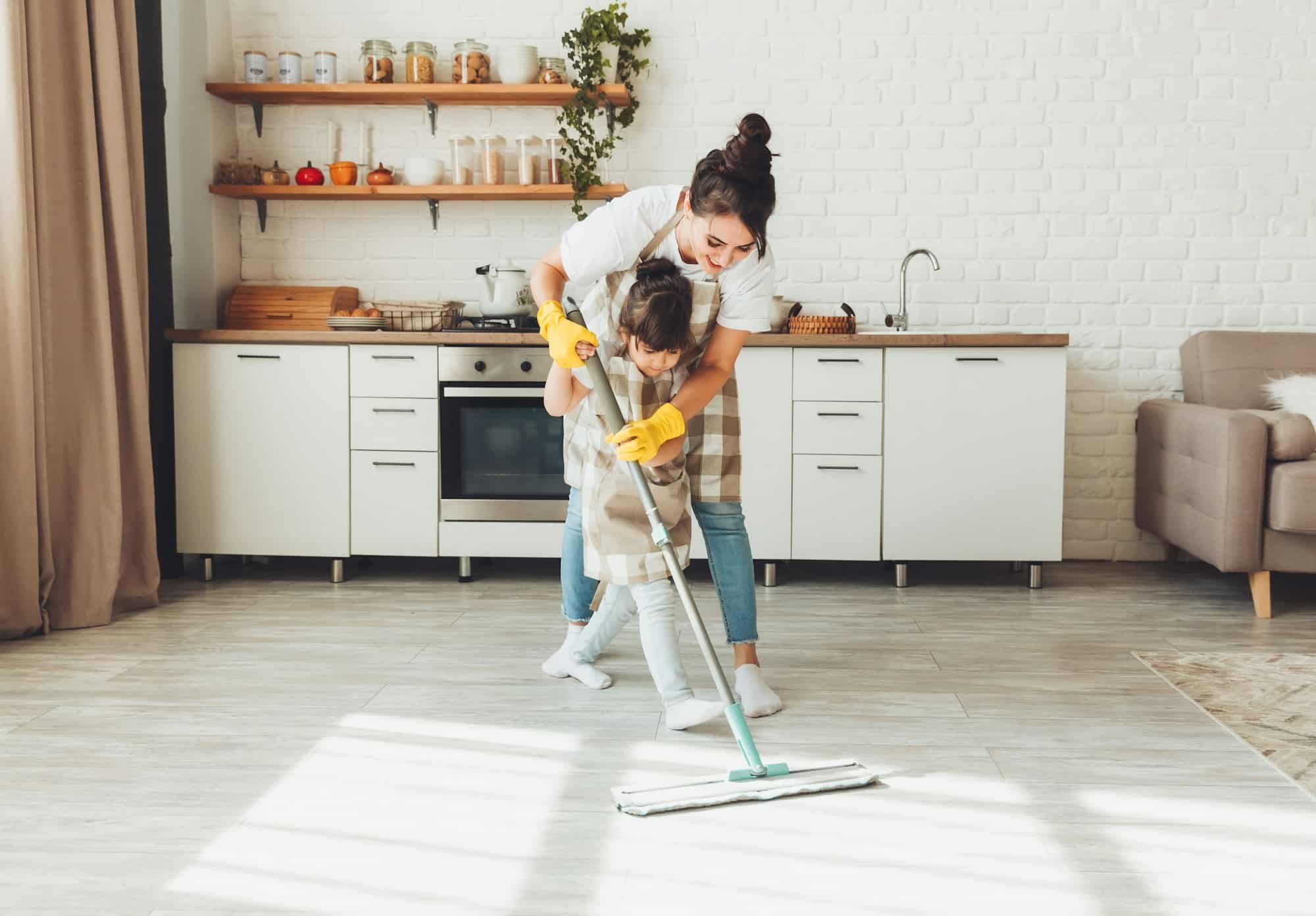 Jonge dochter en moeder die samen PVC vloer schoonmaken - Hoe PVC vloer schoonmaken | Asenso Schoonmaakdiensten
