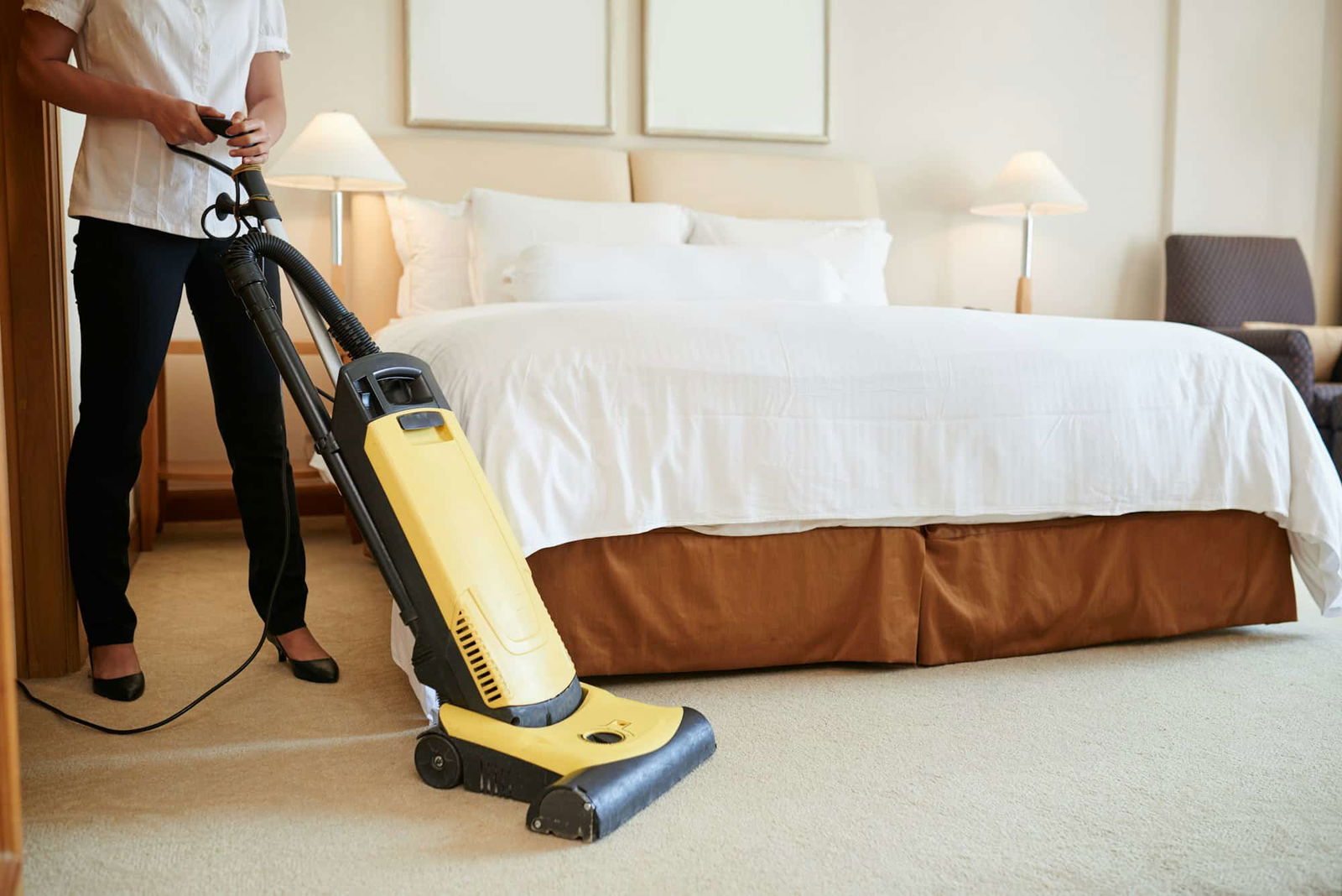 Vrouw die tapijt grondig reinigt - Hoe tapijt schoonmaken | Asenso Schoonmaakdiensten