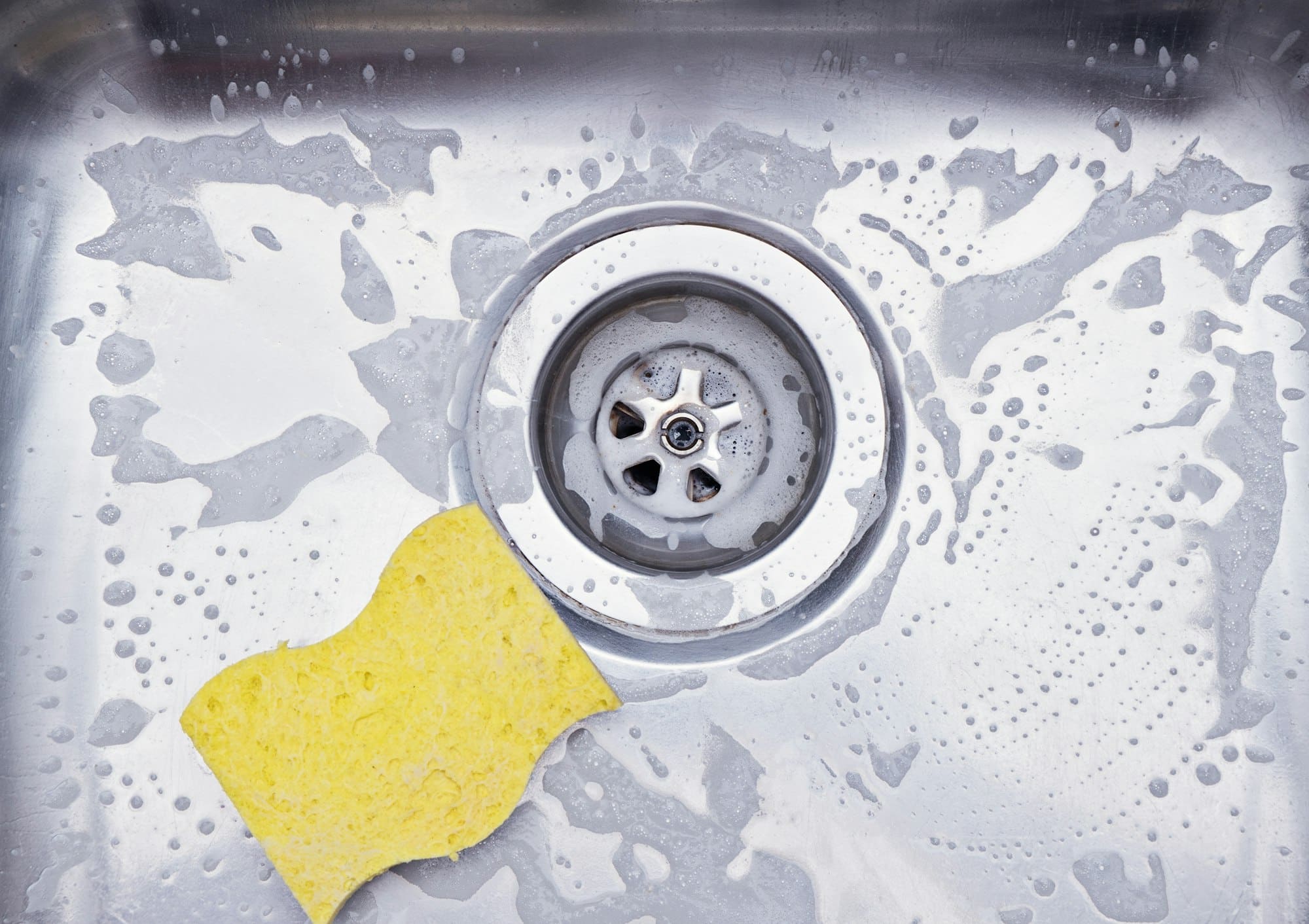 Gootsteen met spons en sop - Hoe gootsteen schoonmaken | Asenso Schoonmaakdiensten
