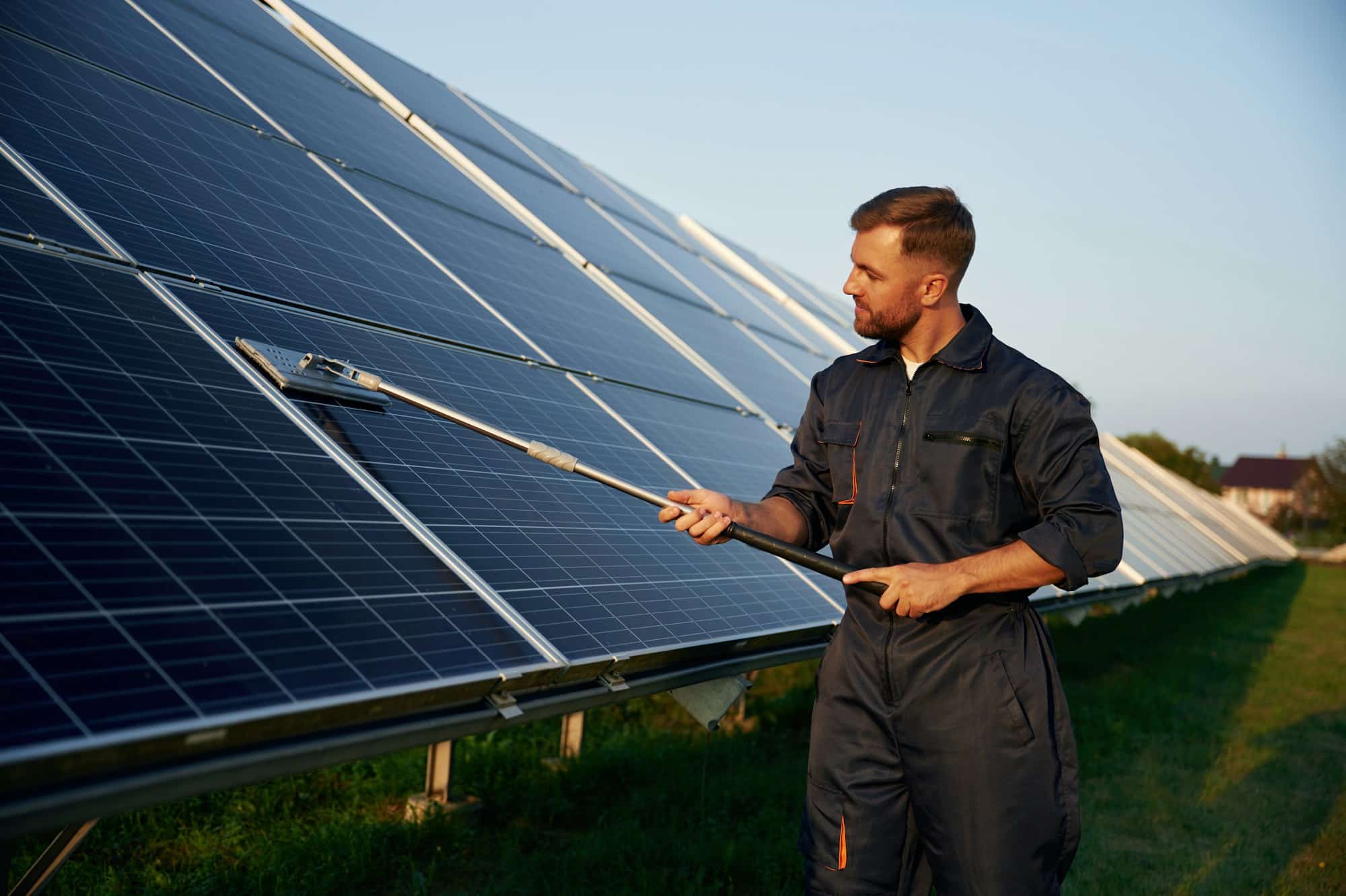 Man die zonnepanelen schoonmaakt - Hoe moet je zonnepanelen schoonmaken | Asenso Schoonmaakdiensten