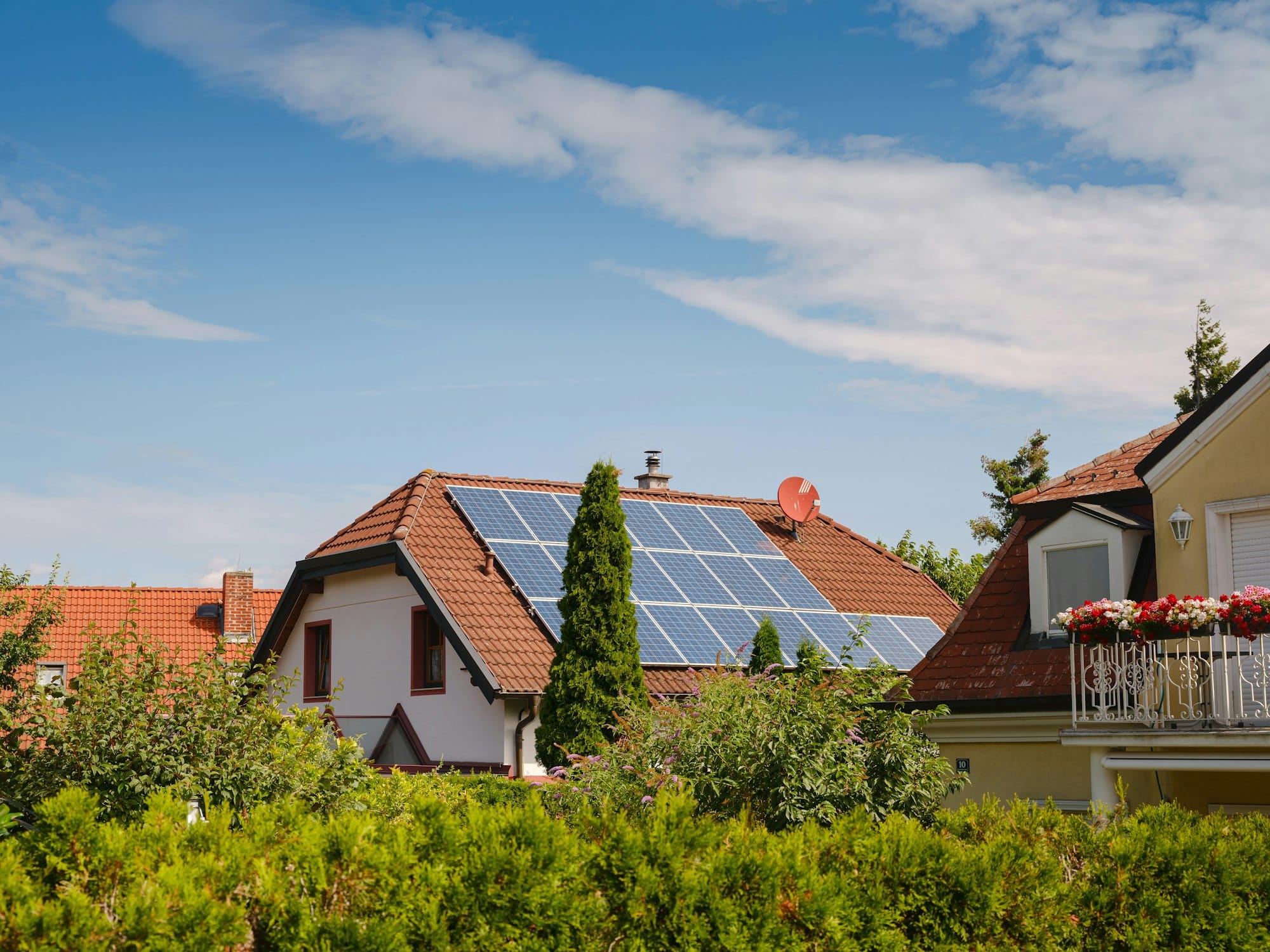 Zonnepanelen op een woning - Hoe vaak moet je zonnepanelen schoonmaken? | Asenso Schoonmaakdiensten