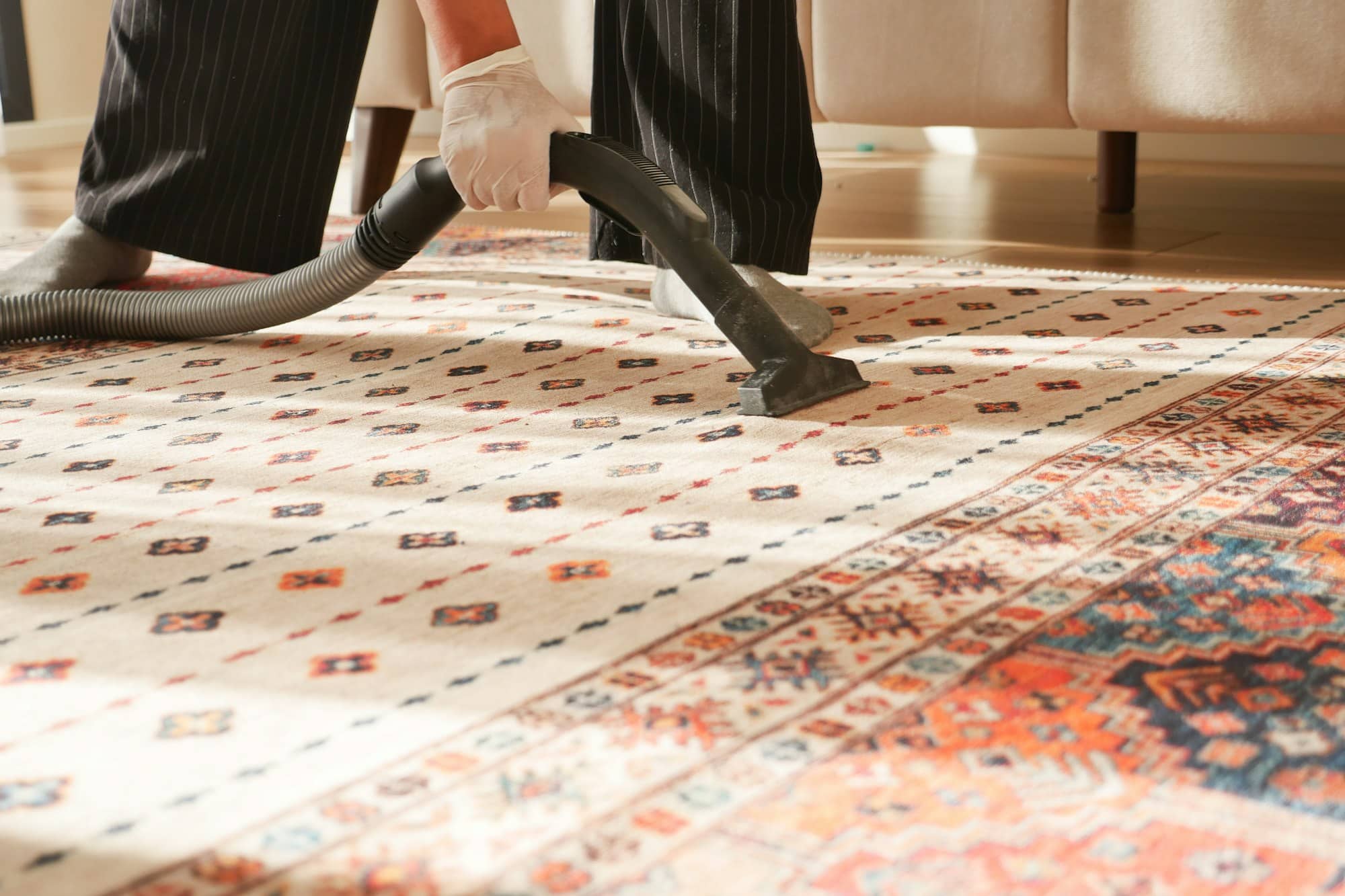 Schoonmaker die tapijt stofzuigt - Hoe tapijt schoonmaken | Asenso Schoonmaakdiensten