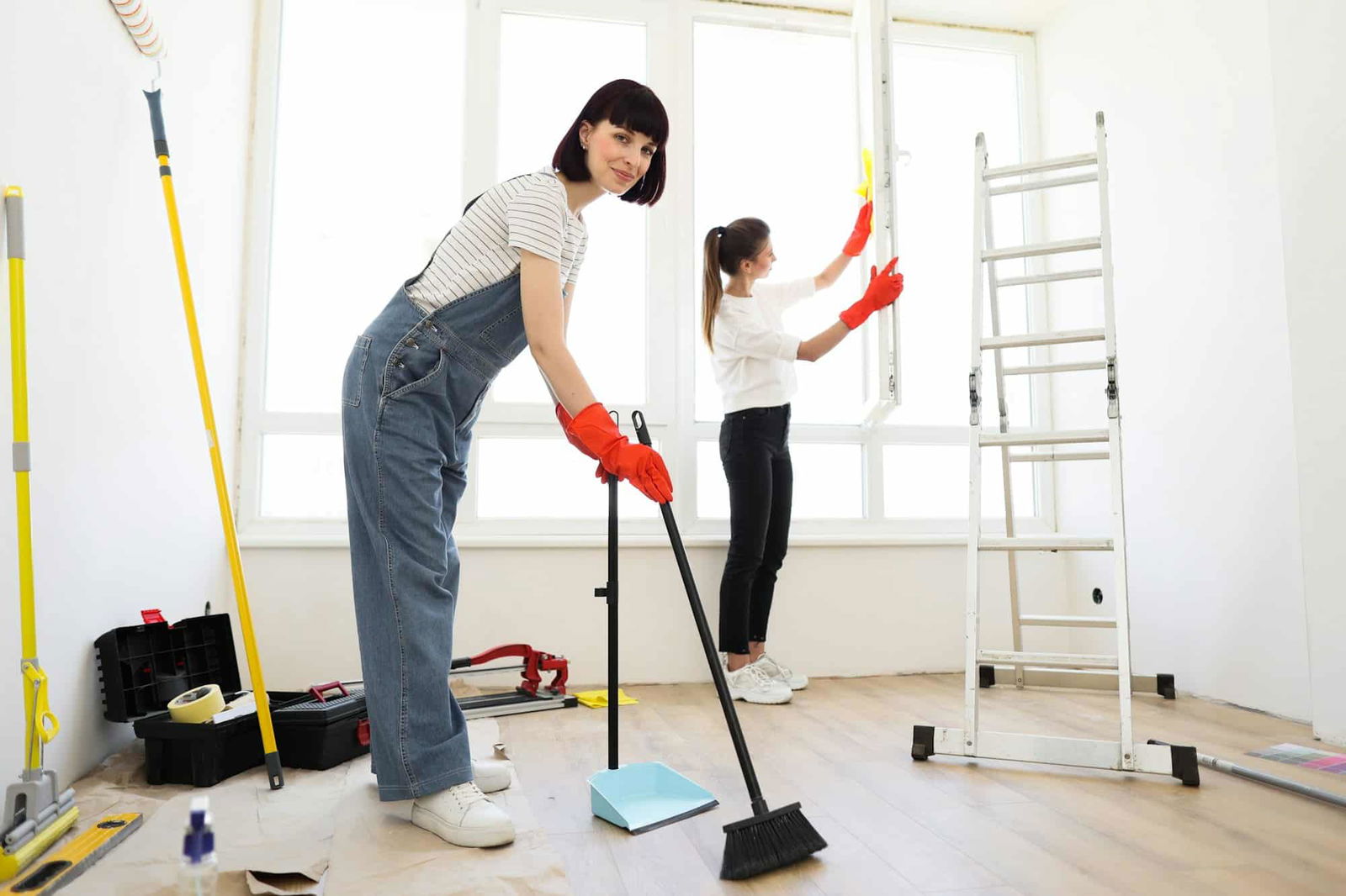 Twee vrouwen die verbouwing schoonmaken | Schoonmaakbedrijf Projectbeheer | Asenso Schoonmaakdiensten
