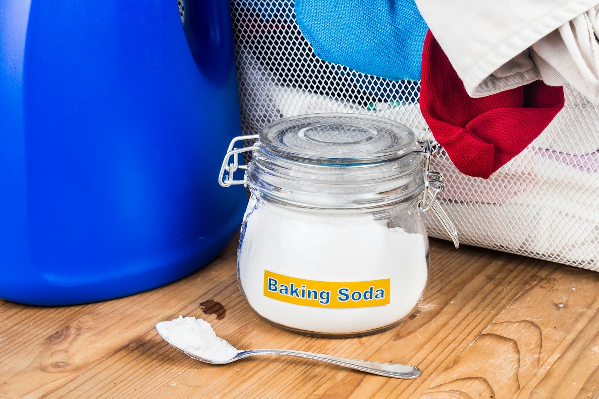 Baking soda met wasmiddel en een stapel vuile was | Wat niet schoonmaken met baking soda | Asenso Schoonmaakdiensten