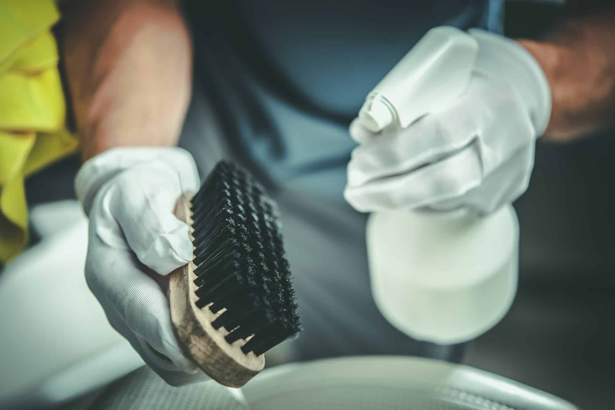 Dikke schoonmaak borstel en schoonmaak middel | Terras schoonmaken zonder hogedrukreiniger | Asenso Schoonmaakdiensten