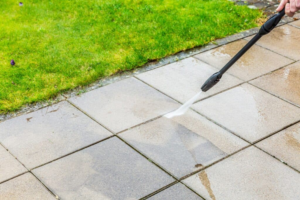 Reiniging van terras met hogedruk waterstraal, schoonmaken van vuile bestratingstenen | terras schoonmaken met hogedrukreiniger | Asenso Schoonmaakdiensten