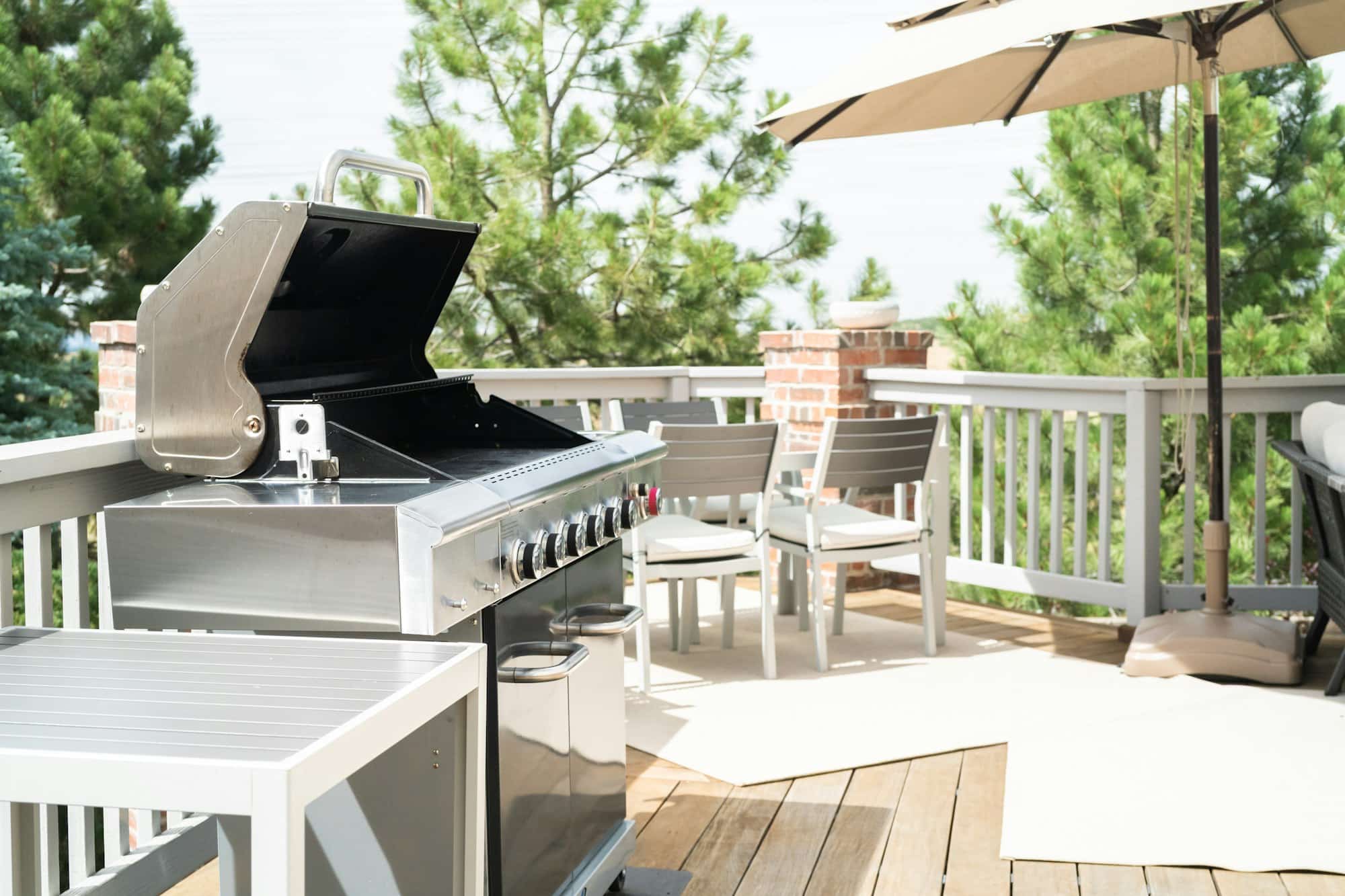Terras met barbecue en parasol in de zon | Terras schoonmaken zonder hogedrukreiniger | Asenso Schoonmaakdiensten