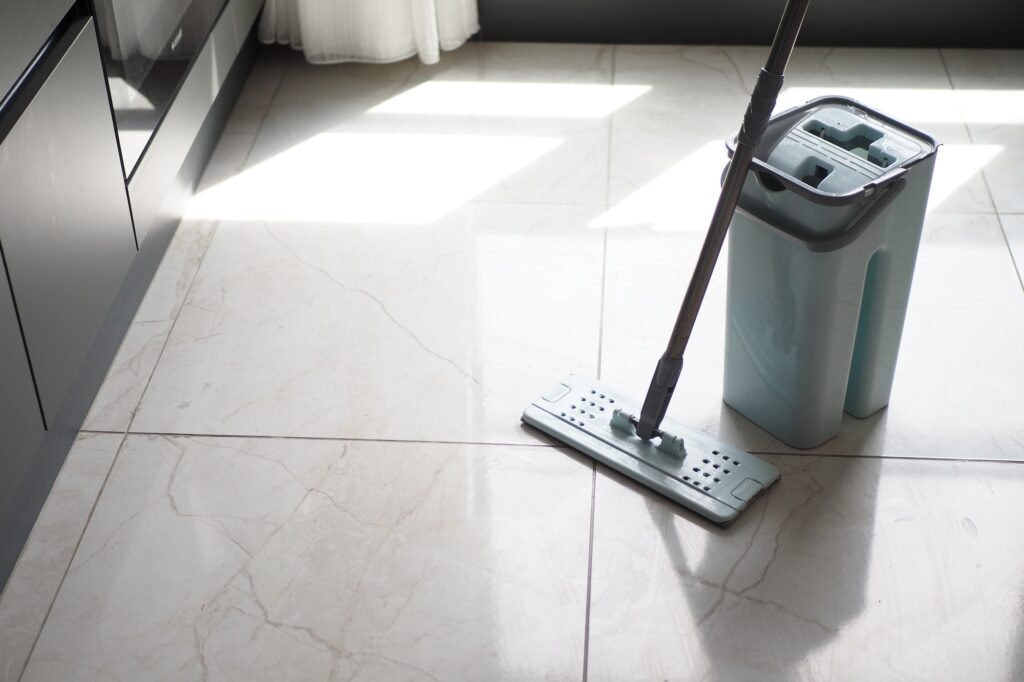 Badkamer tegels schoonmaken met dweil | Hoe badkamer tegels schoonmaken | Asenso Schoonmaakdiensten