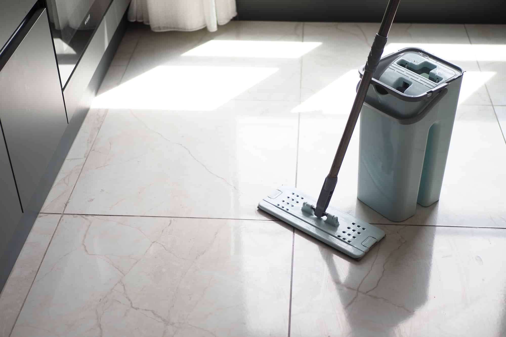 Badkamer tegels schoonmaken met dweil | Hoe badkamer tegels schoonmaken | Asenso Schoonmaakdiensten