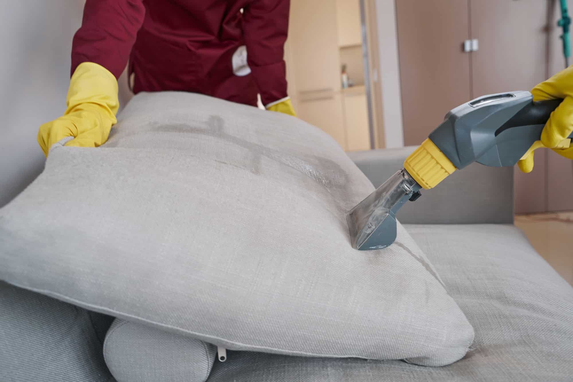 Professionals die bank schoonmaken | Hoe bank schoonmaken | Asenso Schoonmaakdiensten
