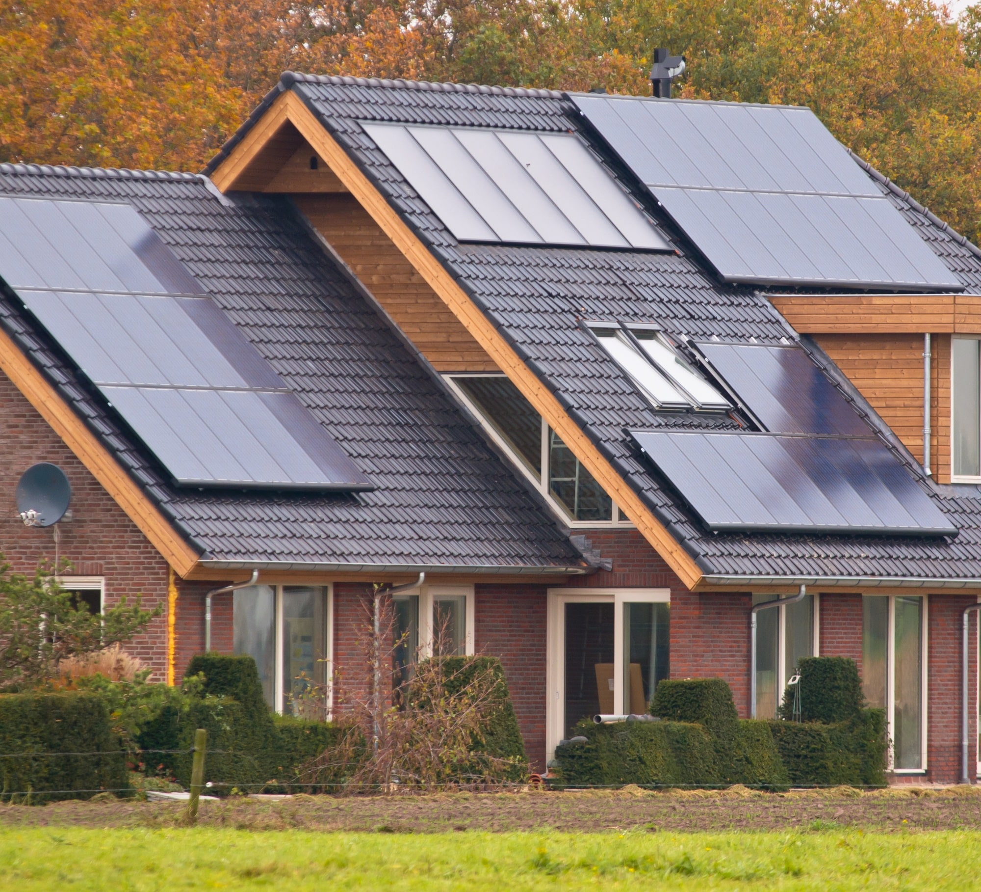 Zonnepanelen op een huis | Hoe zonnepanelen schoonmaken met tuinslang | Asenso Schoonmaakdiensten