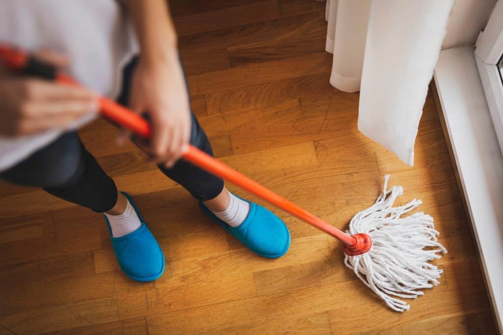 Vrouw die vloer dweilt | Vloerreiniging | Asenso Schoonmaak
