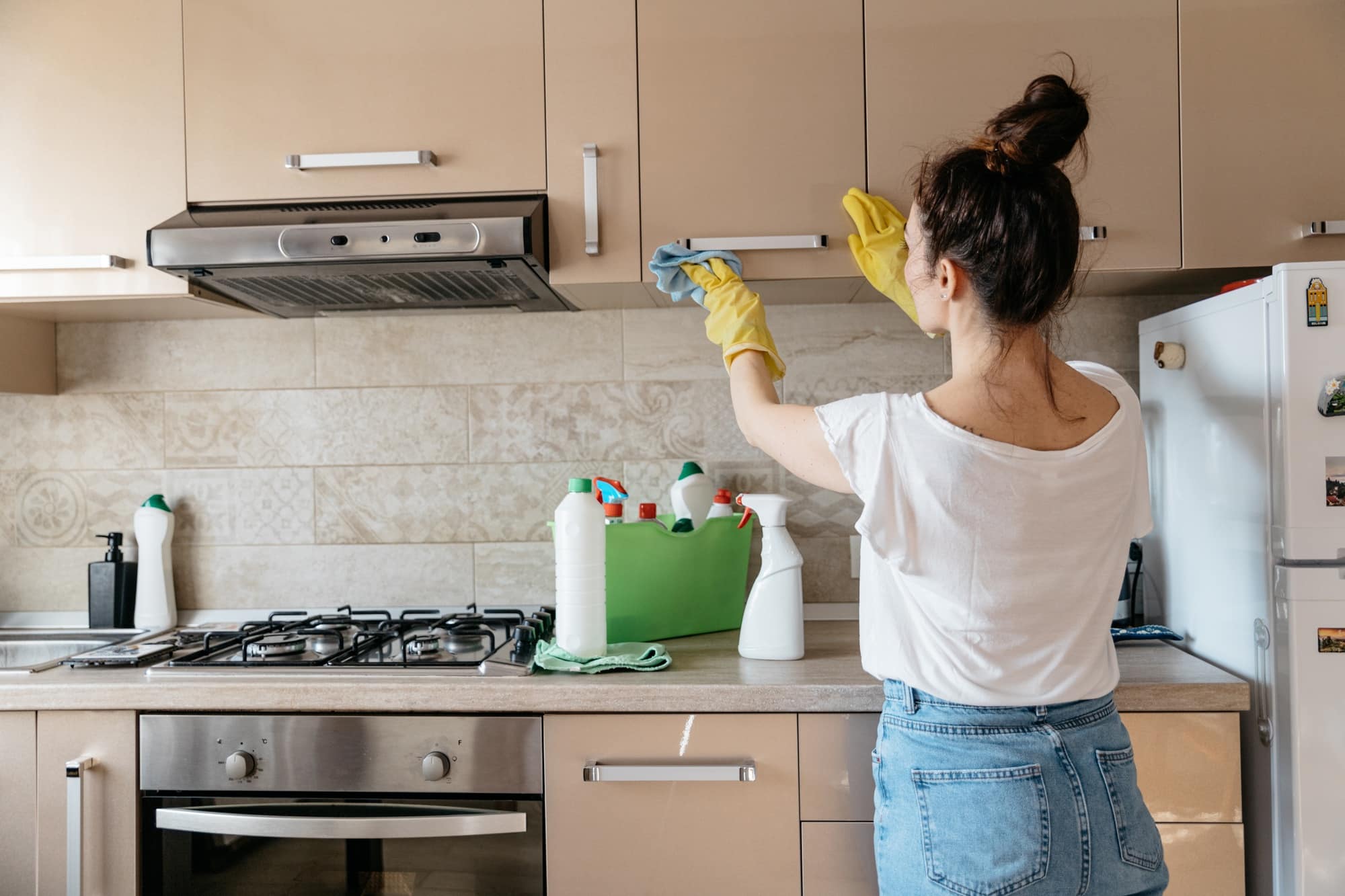 Vrouw die keuken schoonmaakt | Hoe keuken schoonmaken | Asenso Schoonmaakdiensten