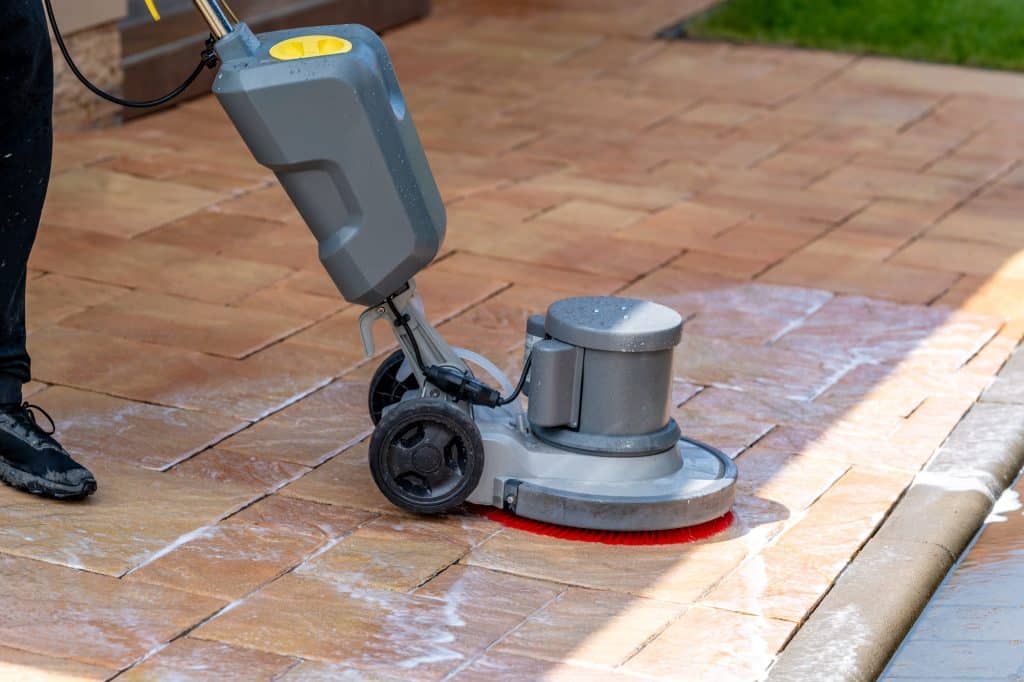 chemische machine reiniging van betonverharding voor het huis met een borstel | Hoe beton schoonmaken buiten | Asenso Schoonmaakdiensten