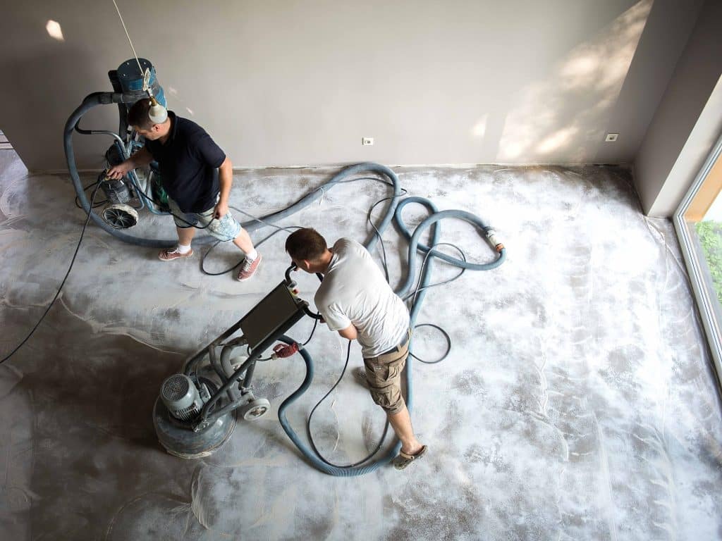 Twee mannen die schoonmaken bij verbouwing | Hoe huis schoonmaken na verbouwing | Asenso Schoonmaakdiensten