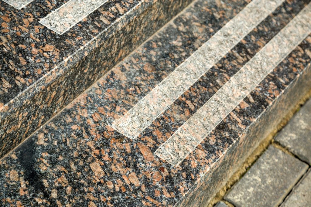Granieten traptreden | Hoe natuursteen schoonmaken buiten? | Asenso Schoonmaakdiensten