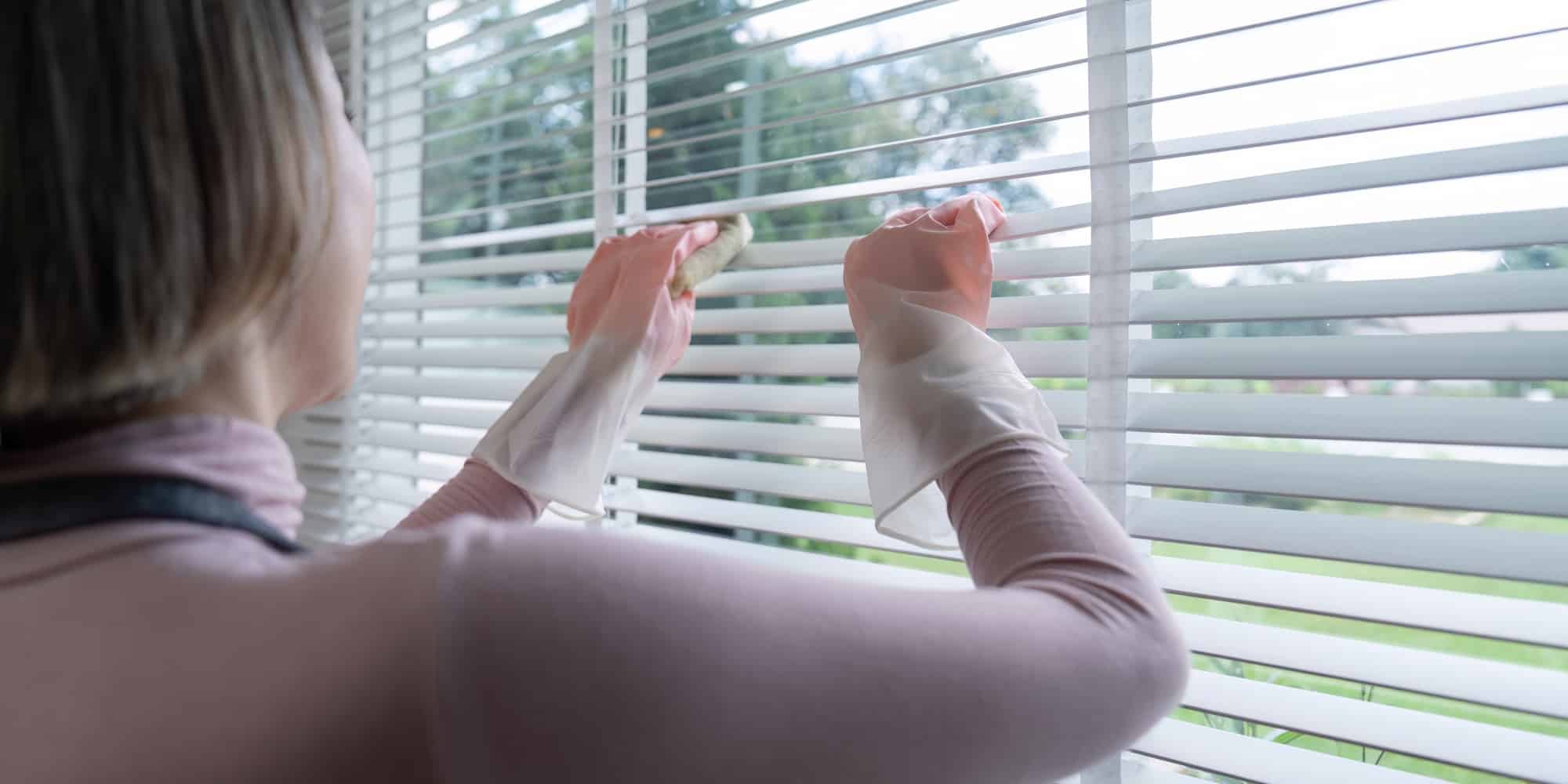 Vrouw die luxaflex schoonmaakt | Hoe luxaflex schoonmaken | Asenso Schoonmaakdiensten