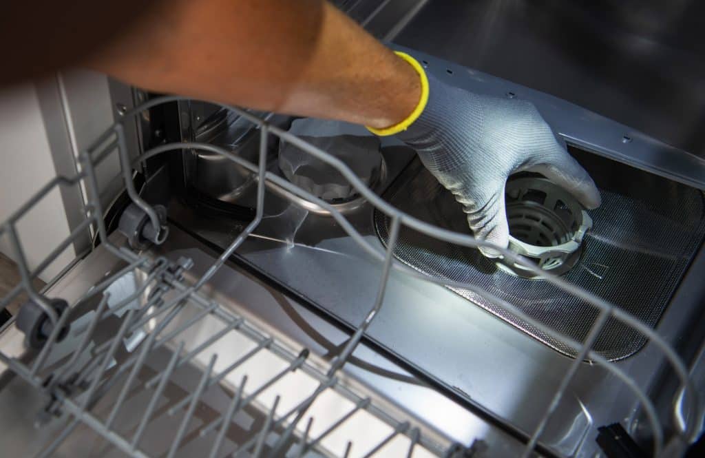Man die filter vaatwasser scoonmaakt | Hoe vaatwasser schoonmaken | Asenso Schoonmaakdiensten