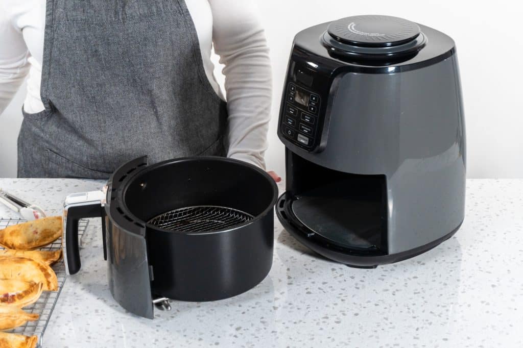 airfryer met twee gegrilde steaks | Hoe airfryer schoonmaken? | Asenso Schoonmaakdiensten