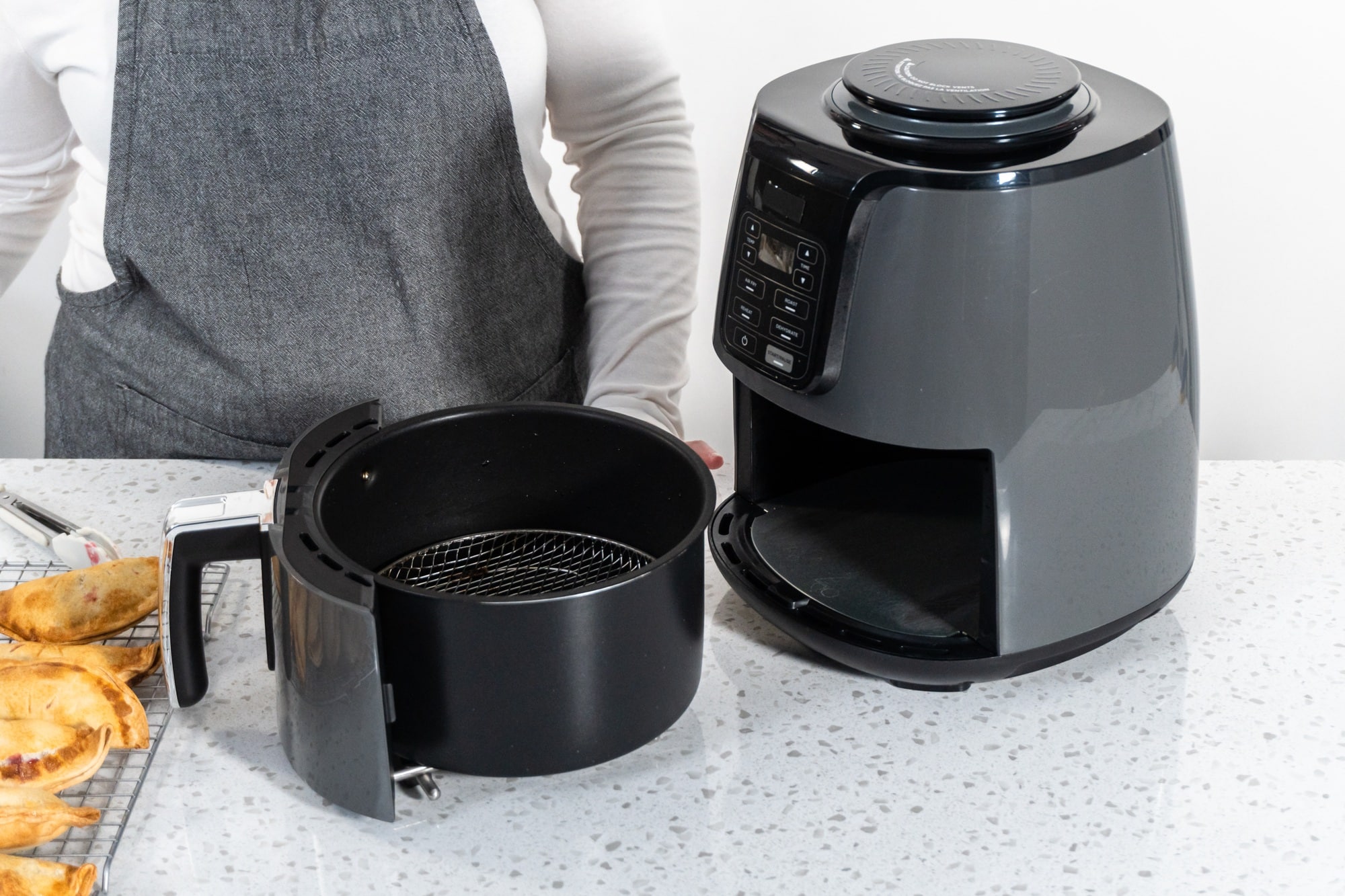 airfryer met twee gegrilde steaks | Hoe airfryer schoonmaken? | Asenso Schoonmaakdiensten