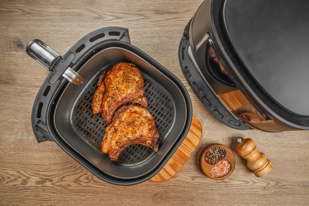 airfryer met twee gegrilde steaks | Hoe airfryer schoonmaken? | Asenso Schoonmaakdiensten