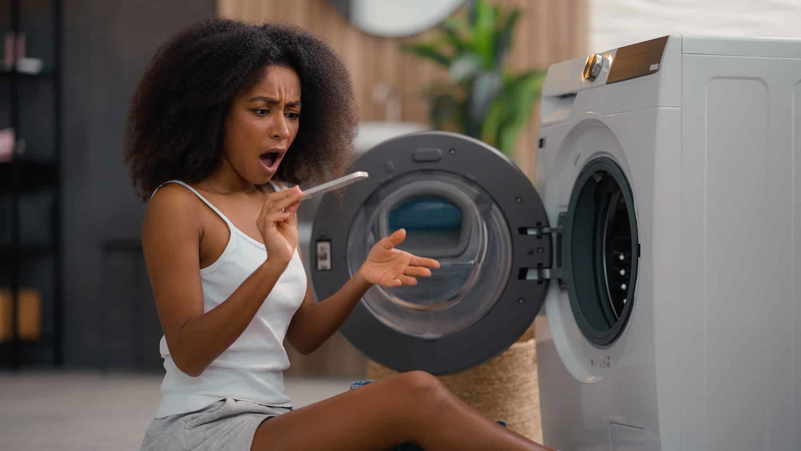 Vrouw die filter wasmachine schoonmaakt | Filter wasmachine schoonmaken | Asenso Schoonmaakdiensten