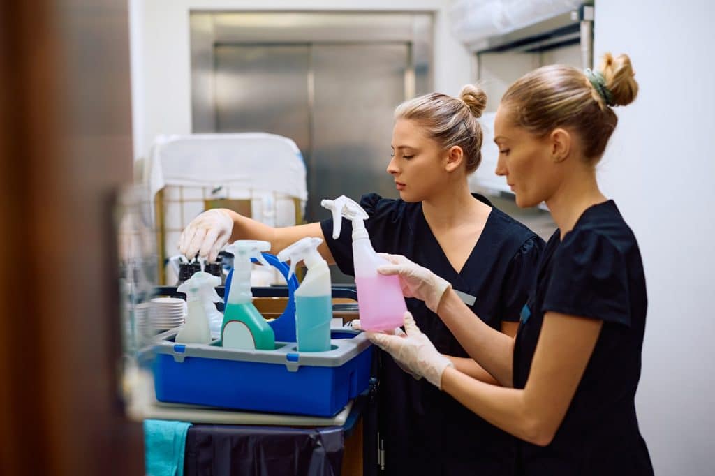 Professionele schoonmaaksters | Professionele schoonmaakmiddelen | Asenso Schoonmaakdiensten