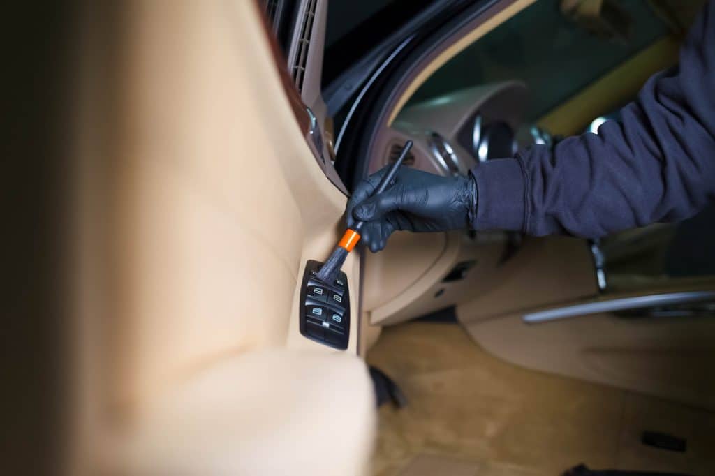 Uitzuigen auto onderdelen schoonmaken | Auto interieur reinigen | Asenso Schoonmaakdiensten