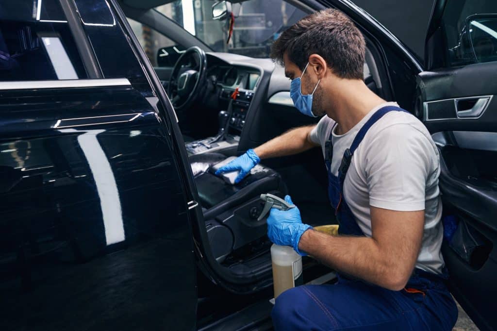 Man die autostoel schoonveegt met doekje | Auto interieur reinigen | Asenso Schoonmaakdiensten