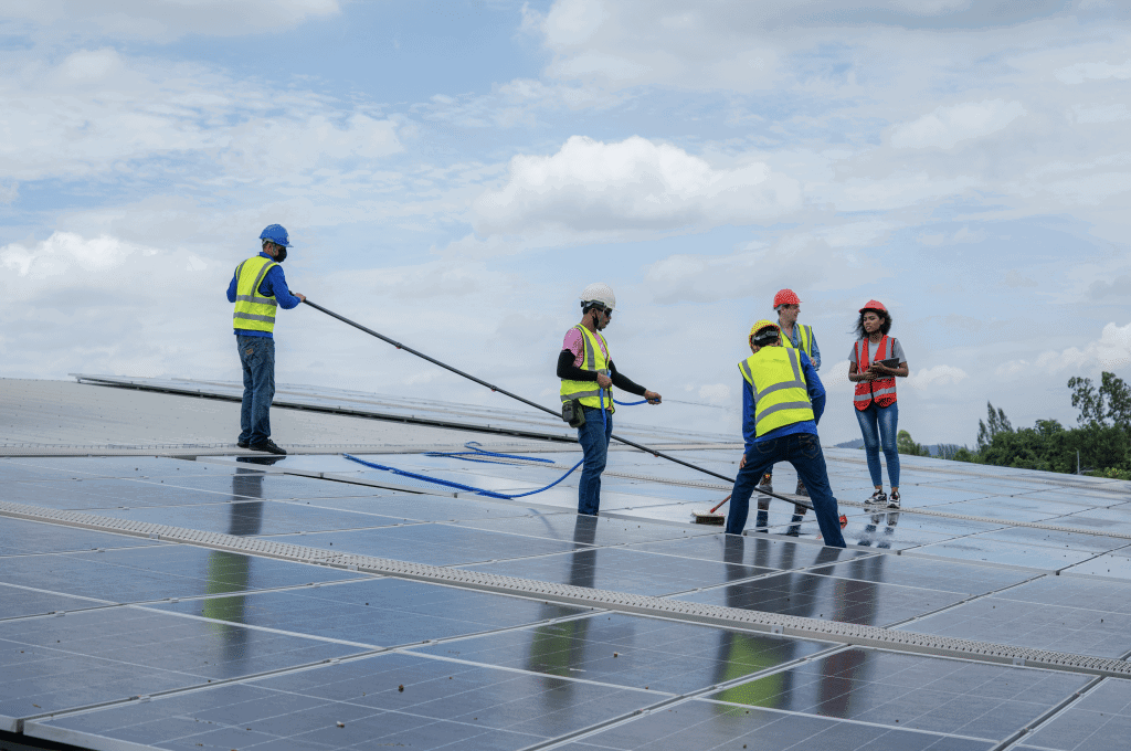 Professionals die zonnepanelen reinigen | Zonnepanelen professioneel reinigen | Asenso Schoonmaakdiensten