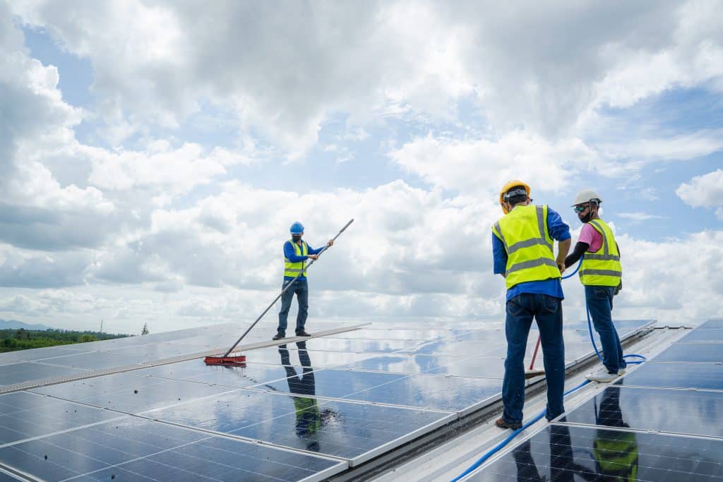Professionals die zonnepanelen reinigen | Zonnepanelen professioneel reinigen | Asenso Schoonmaakdiensten