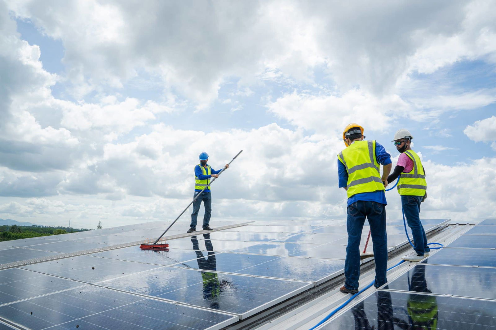 Professionals die zonnepanelen reinigen | Zonnepanelen professioneel reinigen | Asenso Schoonmaakdiensten