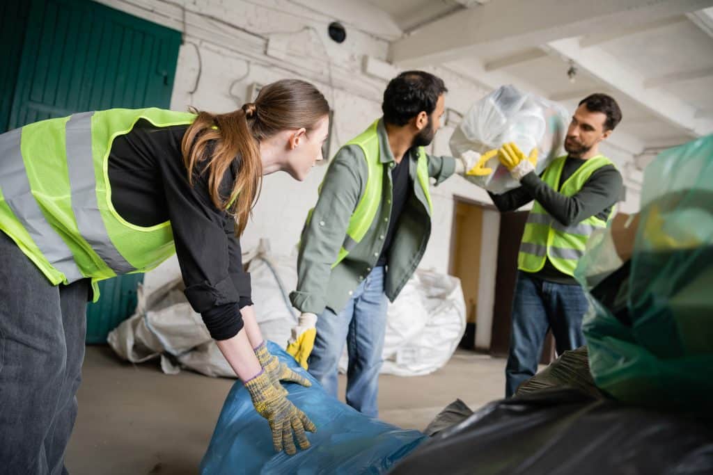 Schoonmakers die samen vuilniszakken verplaatsen | Calamiteiten Schoonmaak | Asenso Schoonmaakdiensten