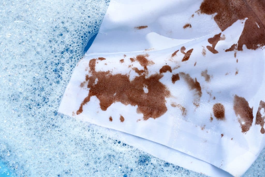 Vieze chocoladevlek op wit beddengoed | Vlekken uit beddengoed verwijderen | Asenso Schoonmaakdiensten